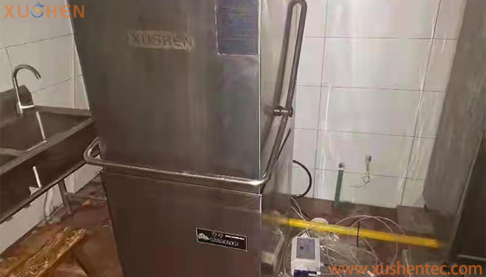 郑州早餐店商用洗碗机-揭盖式洗碗机XS-J1 安装调试中